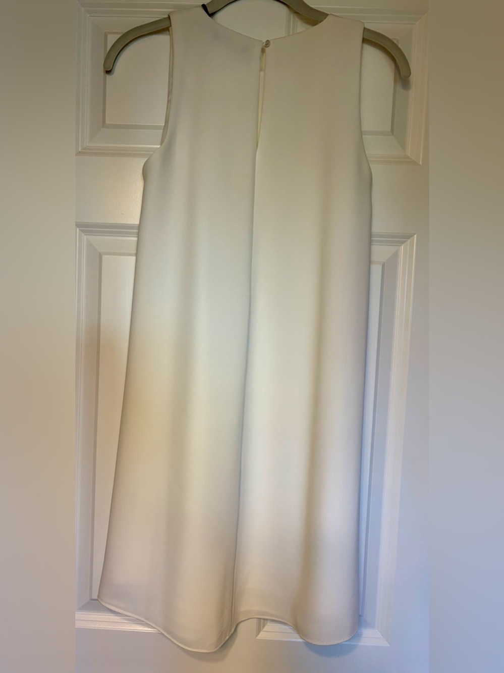 Zara White Flowy Knee-Length Sleeveless Dress with A-Line Silhouette - Picture 3 of 7